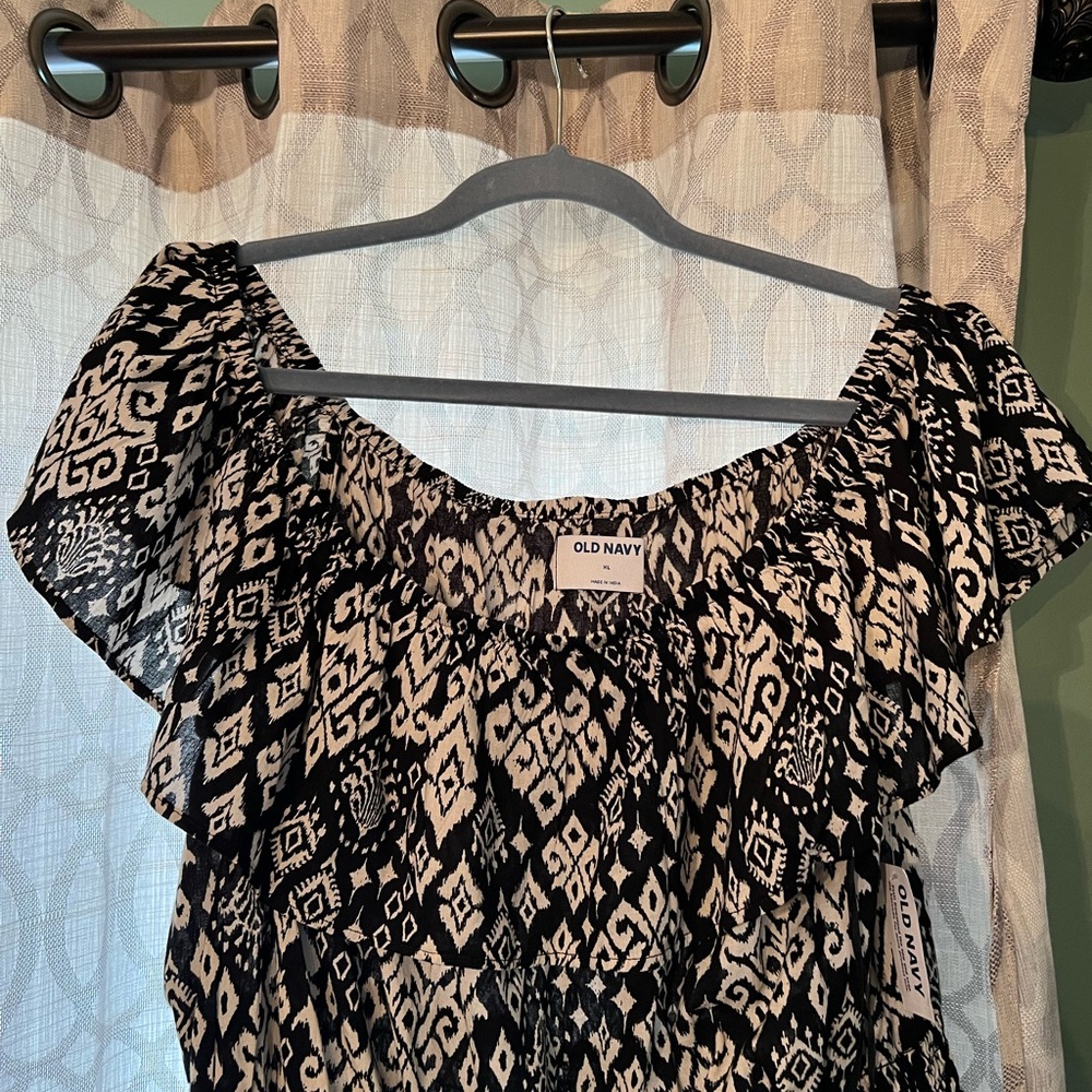 Old Navy, black and white top size XL tag still on - Picture 2 of 4